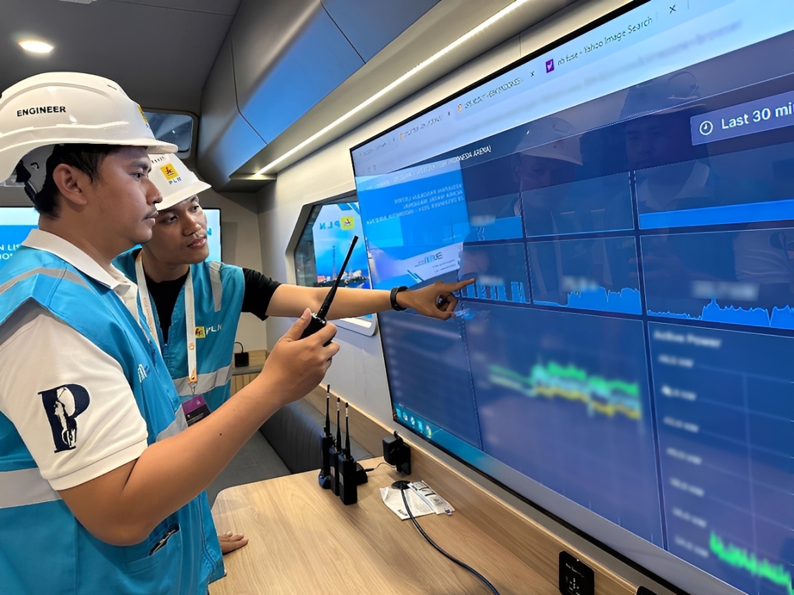 Ilustrasi petugas PLN memantau kelistrikan secara real-time.