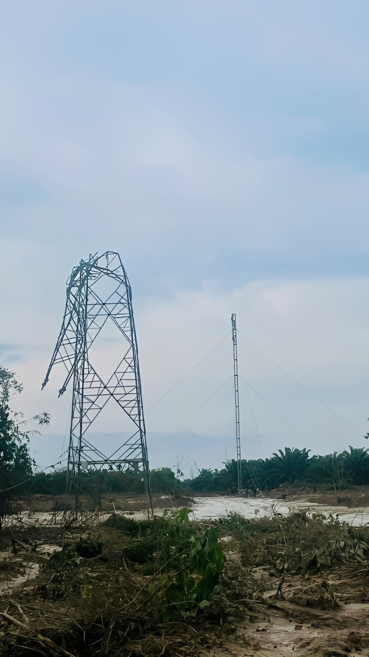 Tower transmisi 150 kV Pangkalan Brandan&ndash;Langsa di Aceh Tamiang terdampak banjir (kiri) dan tower darurat yang dibangun untuk memulihkan listrik (kanan).
