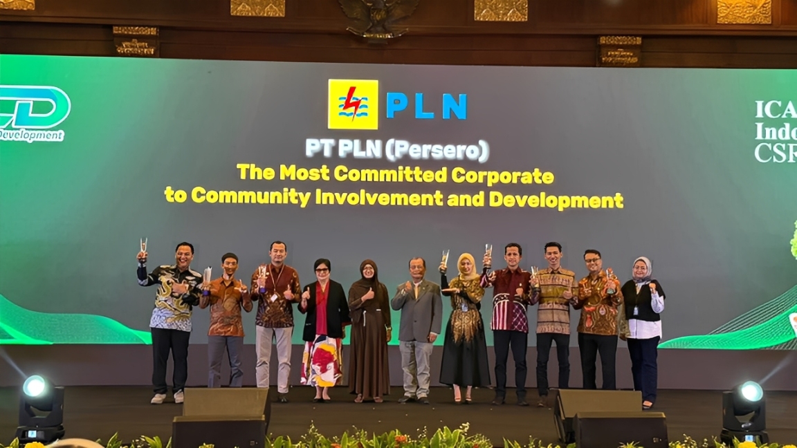 Jajaran PLN berfoto bersama setelah menerima penghargaan &lsquo;The Most Committed Corporate to Community Involvement and Development&rsquo; di ICA dan ISDA 2025.