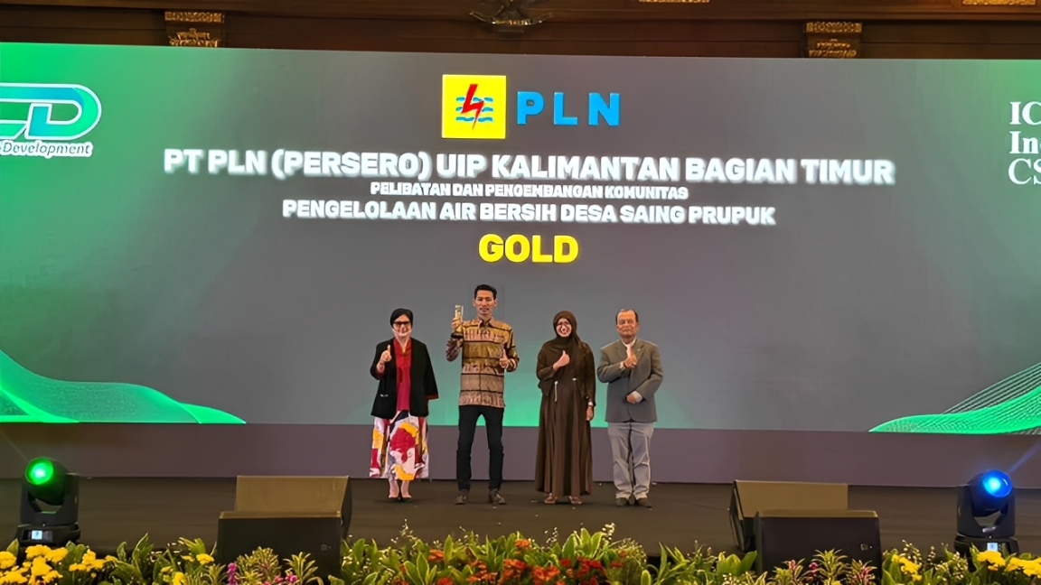 PLN UIP Kalimantan Bagian Timur diwakili Raditya Kuntoro menerima Penghargaan GOLD ICA 2025 untuk program Pengelolaan Air Bersih Desa Saing Prupuk.