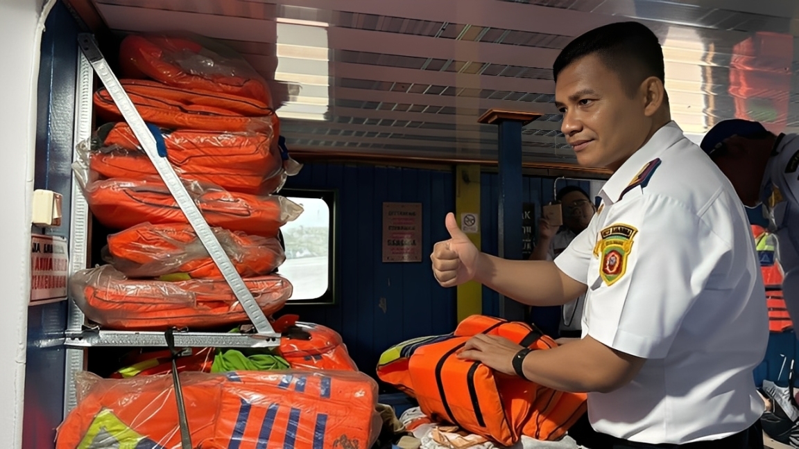 Petugas Dishub Samarinda melakukan ramp check di salah satu kapal di dermaga utama Sungai Mahakam jelang Nataru 2025, Selasa (16 Desember 2025).