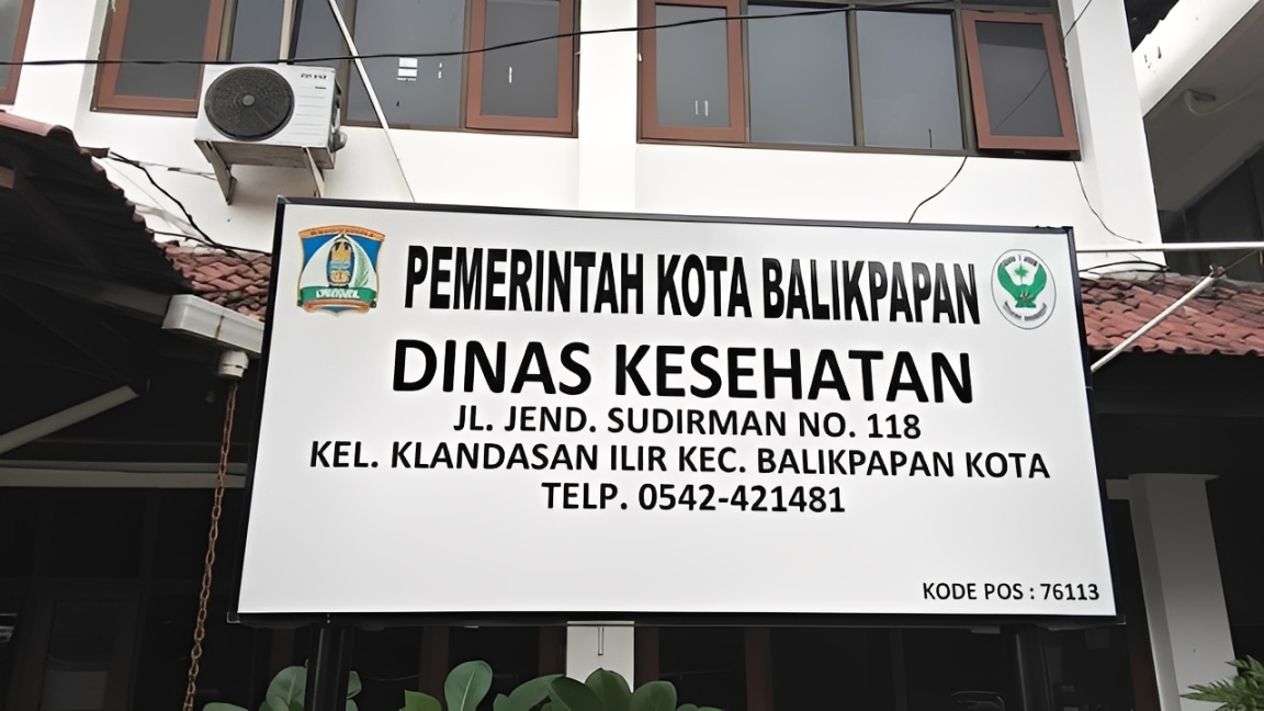 Papan nama Kantor Dinas Kesehatan Kota Balikpapan yang berlokasi di Jalan Jenderal Sudirman, Balikpapan Kota.