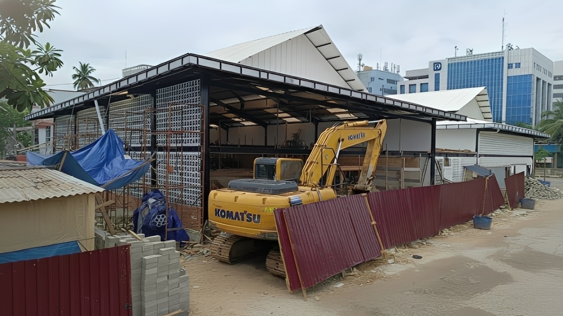 Aktivitas alat berat dalam pembangunan Blok D Pasar Klandasan di Balikpapan.