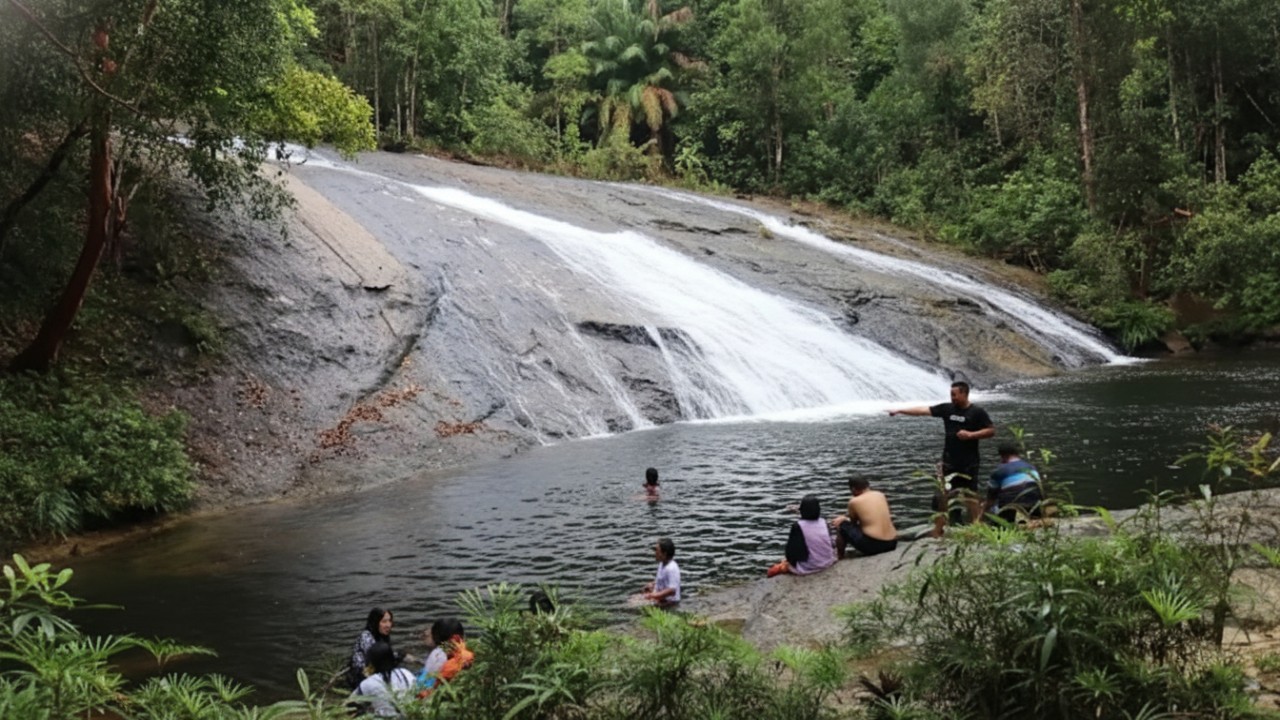 Air Terjun Tembalang dengan aliran bertingkat dan hutan tropis rimbun, menghadirkan suasana alam pedalaman Berau yang tenang.