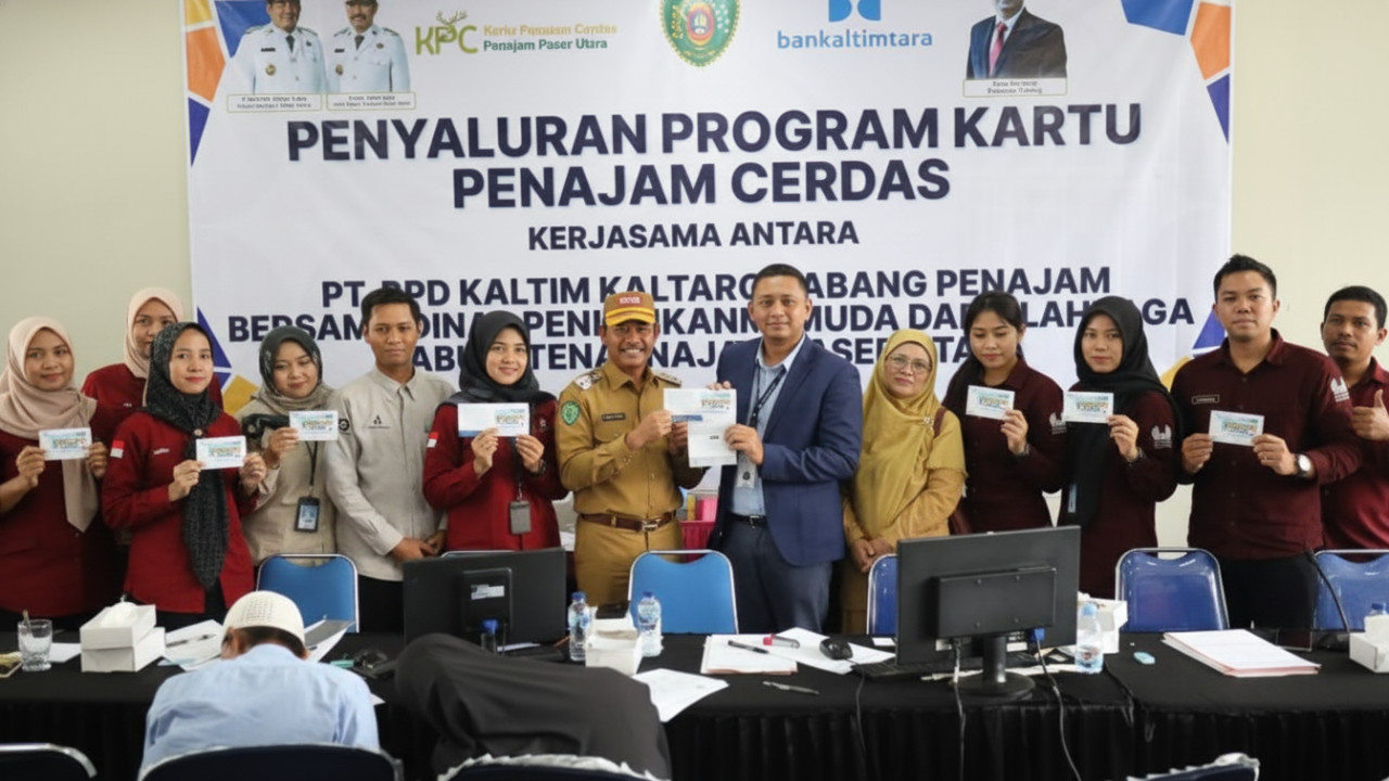 Wakil Bupati PPU Abdul Waris Muin meninjau penyaluran Kartu Penajam Cerdas di Bank Kaltimtara Penajam, suasana tertib penuh harapan.