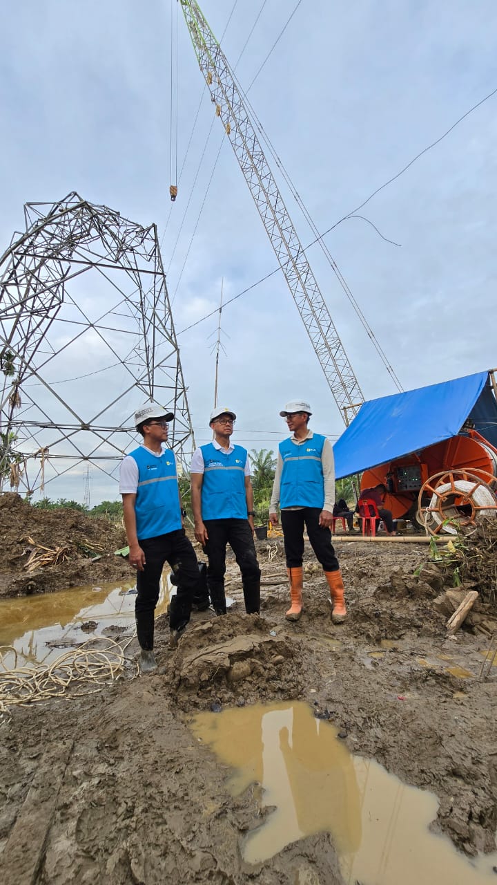 Direktur Utama PLN Darmawan Prasodjo (tengah) bersama Direktur Transmisi Edwin Nugraha Putra (kanan) dan Direktur Teknologi E. Haryadi (kiri) memantau pembangunan tower darurat di Aceh Tamiang.