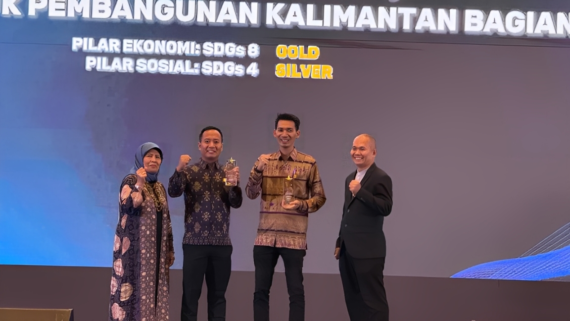 Perwakilan PLN UIP KLT menerima penghargaan Indonesian SDGs Awards (ISDA) dan Indonesian CSR Awards (ICA) 2025.