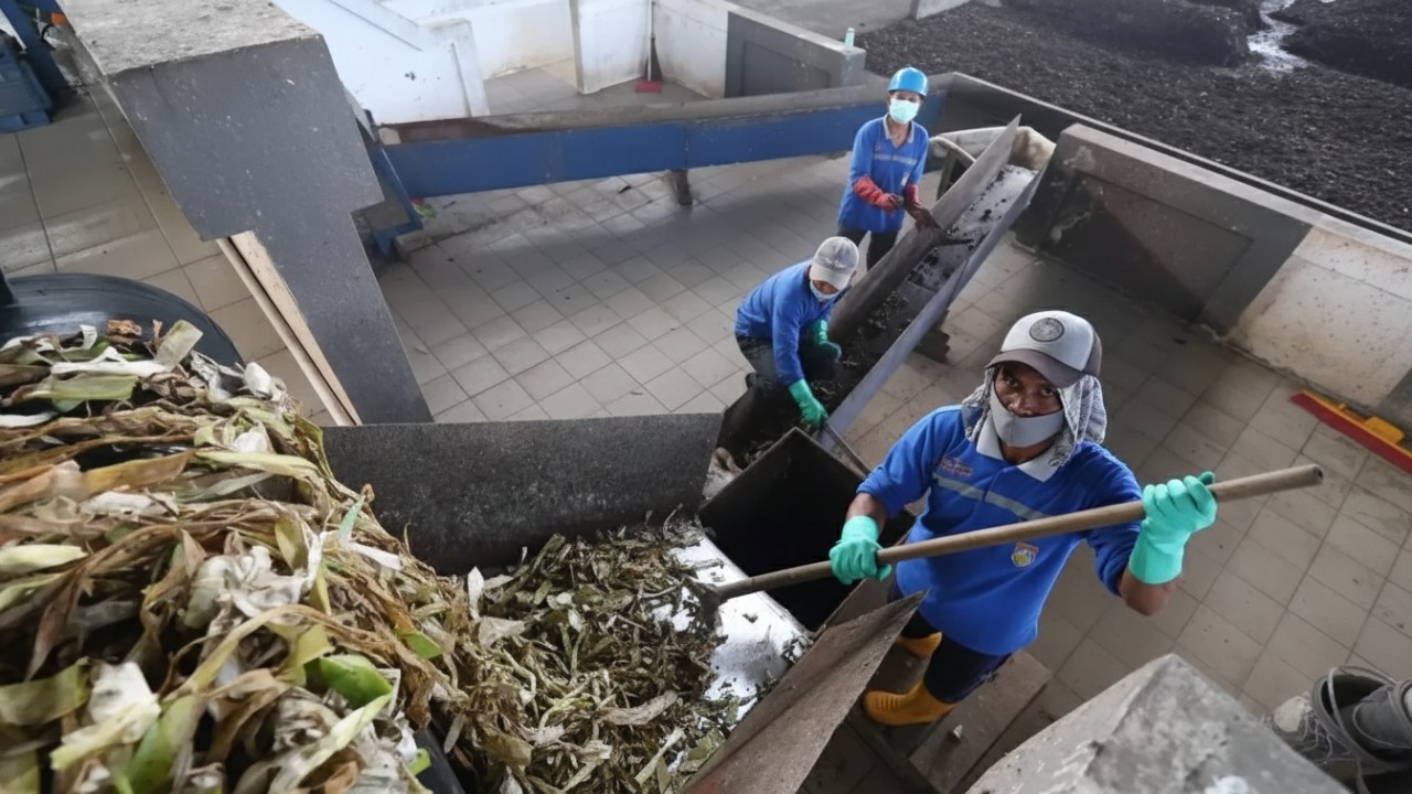 Suasana kota Balikpapan yang bersih dan tertata, simbol keberhasilan pengelolaan sampah berkelanjutan.
