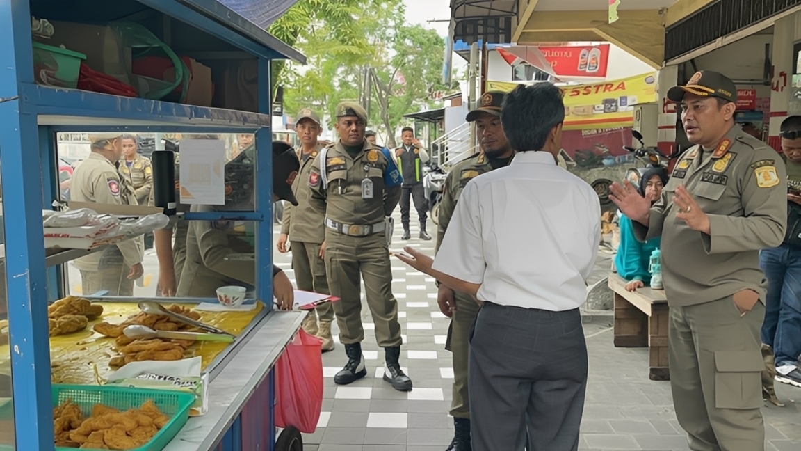 Petugas Satpol PP memberikan teguran kepada salah satu PKL di Jalan Jenderal Ahmad Yani, Selasa (16 Desember 2025).