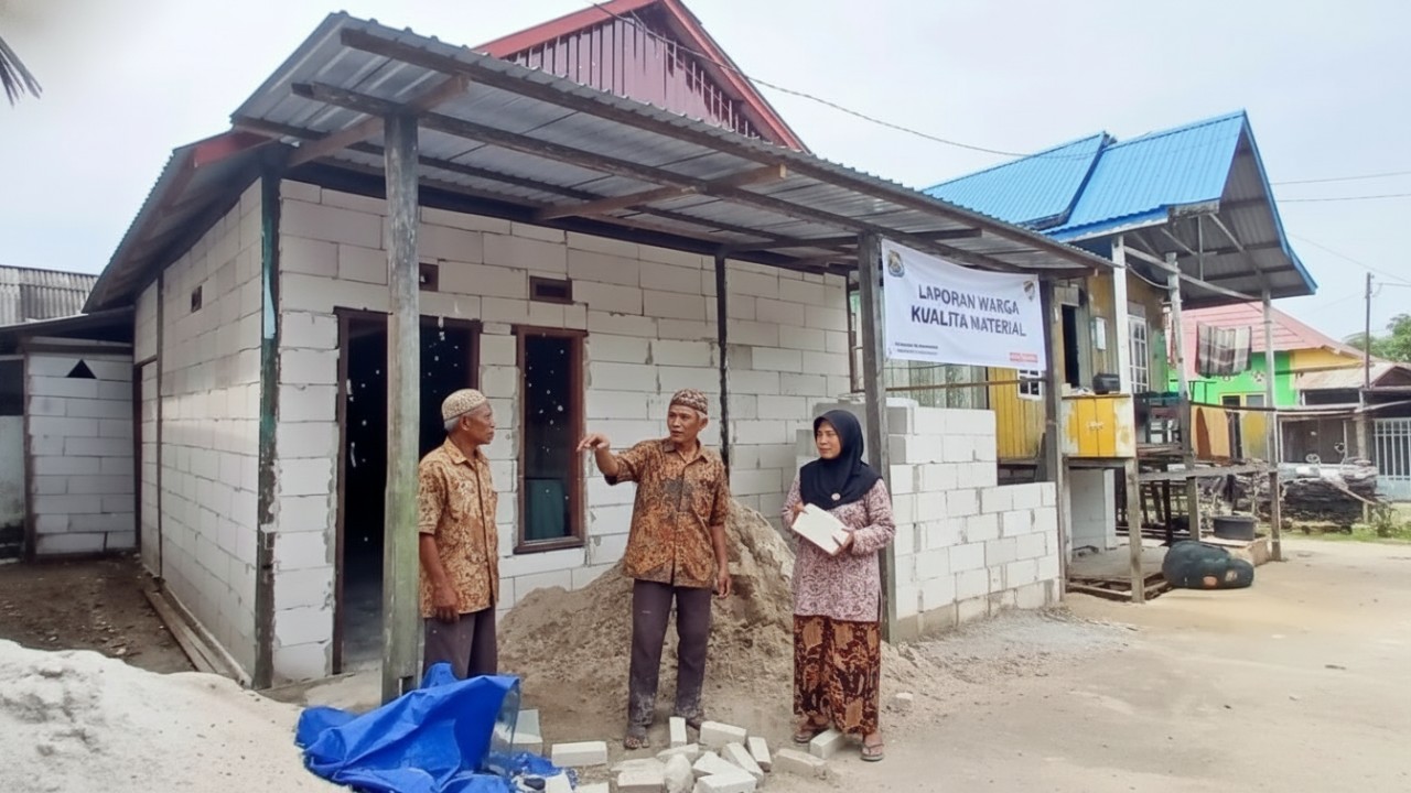 Ilustrasi warga sedang melaporkan keluhan kualitas material bantuan renovasi rumah dari BSPS.