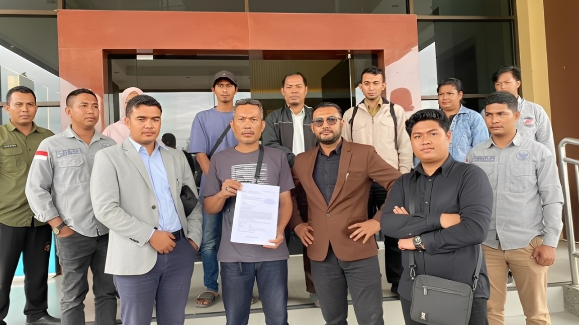 Sejumlah warga Samarinda bersama kuasa hukum saat mendatangi Polresta Samarinda untuk melaporkan dugaan penipuan penjualan tanah kaveling di kawasan Mastuan, Bengkuring, Selasa (16 Desember 2025).