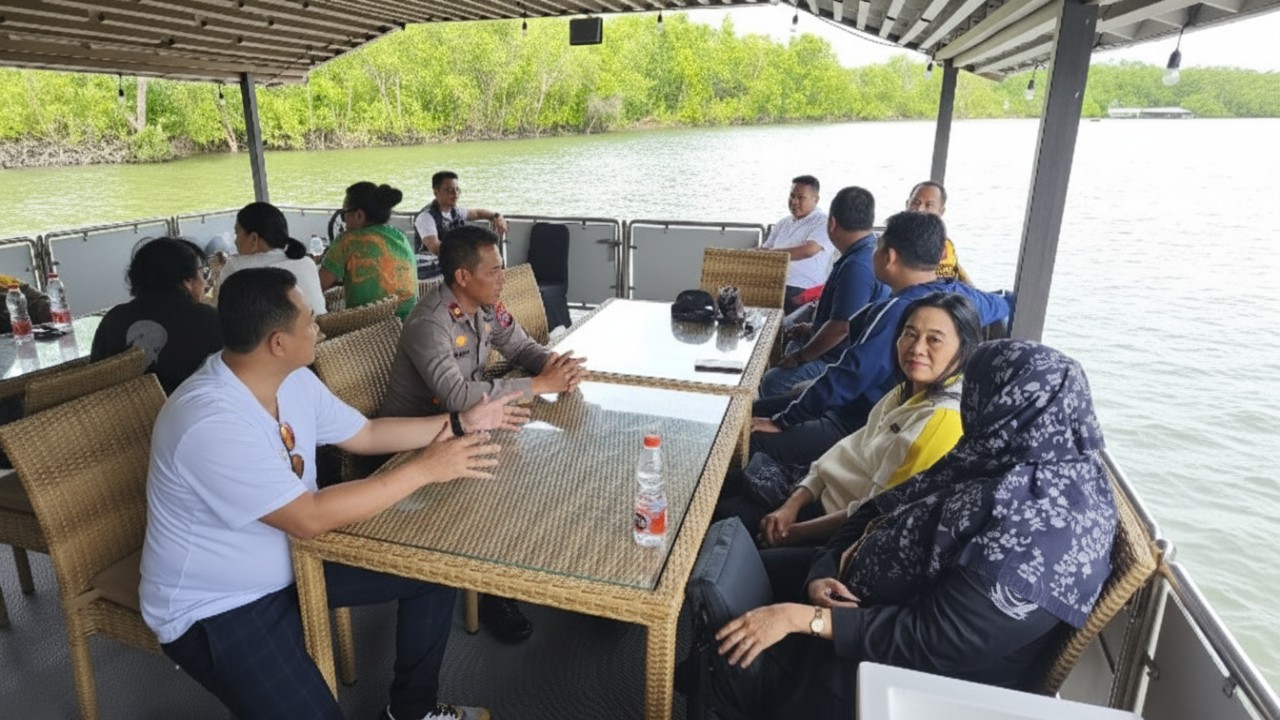 Kawasan mangrove Sungai Manggar dengan tambak silvofishery, simbol wisata hijau dan edukasi lingkungan Balikpapan.