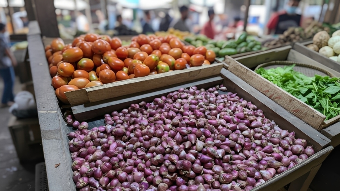 Tumpukan bawang merah milik pedagang di Pasar Penajam Paser Utara (PPU)