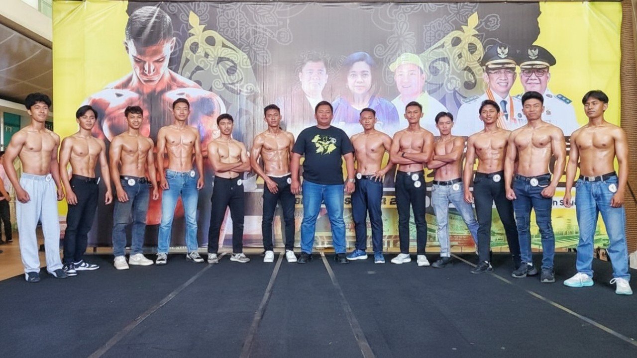 Atlet binaraga tampil percaya diri di panggung Balikpapan Open Body Fitness 2025, BOS Mall Balikpapan, penuh energi kompetisi.