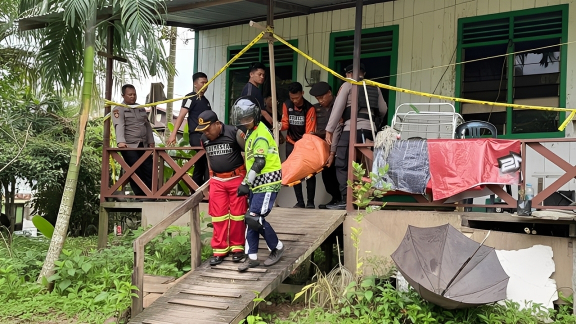 Petugas mengevakuasi korban dari dalam rumahnya di Samarinda, Kamis (18 Desember 2025).