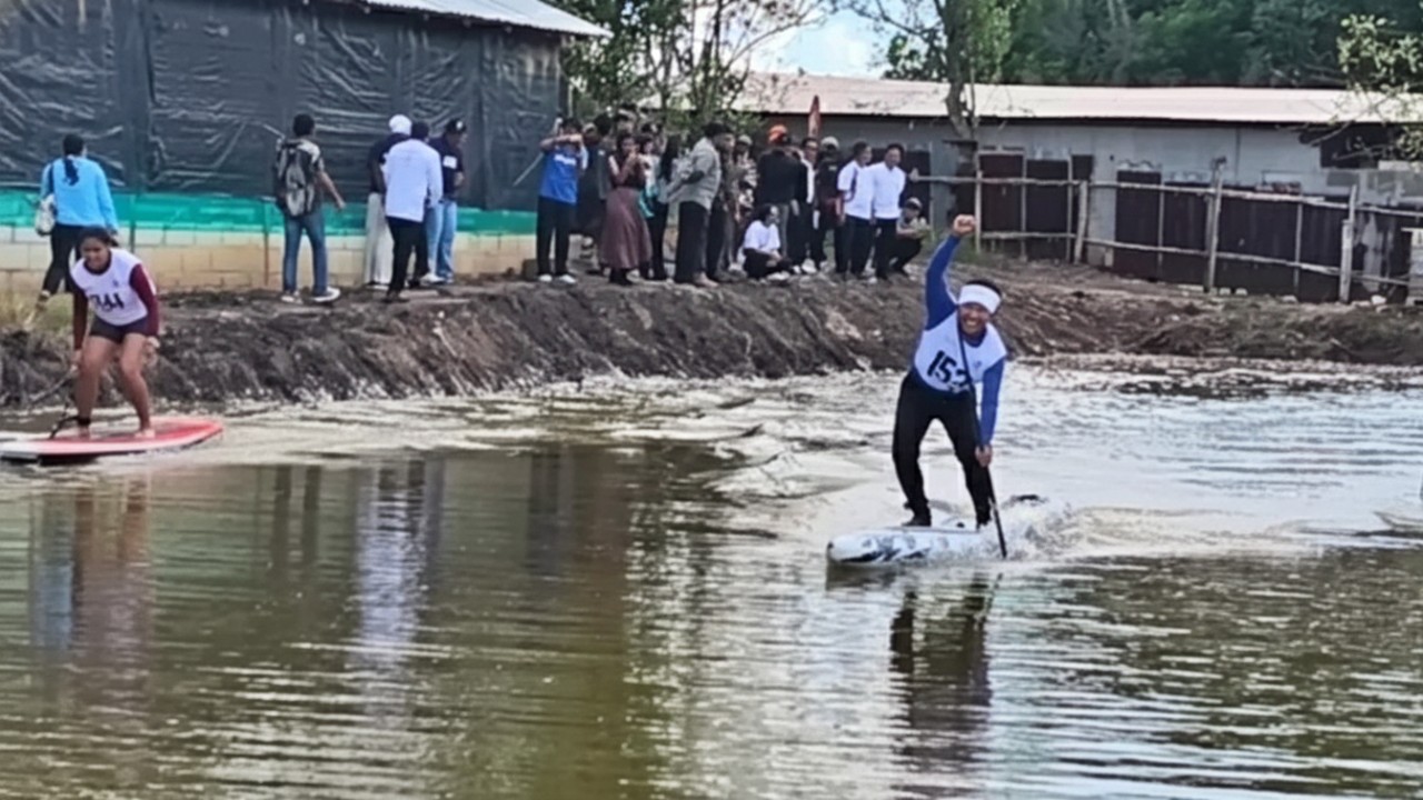 Deretan atlet SUP dan perahu naga memeriahkan Festival Dayung Manggar 2025 di De Boekit Riverside Manggar.