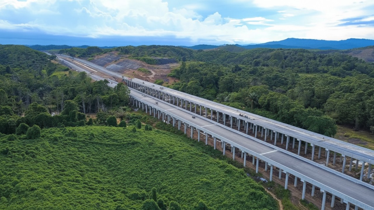 Bentang jalan Tol Balikpapan&ndash;IKN yang dibuka fungsional, simbol akses baru dan mobilitas cepat akhir tahun.
