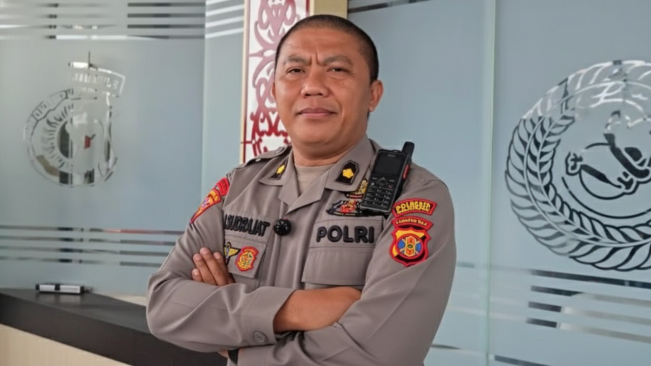 Kompol Jajat Sudrajat menyampaikan kesiapan Operasi Lilin 2025 di Mako Polresta Balikpapan, fokus keselamatan warga.
