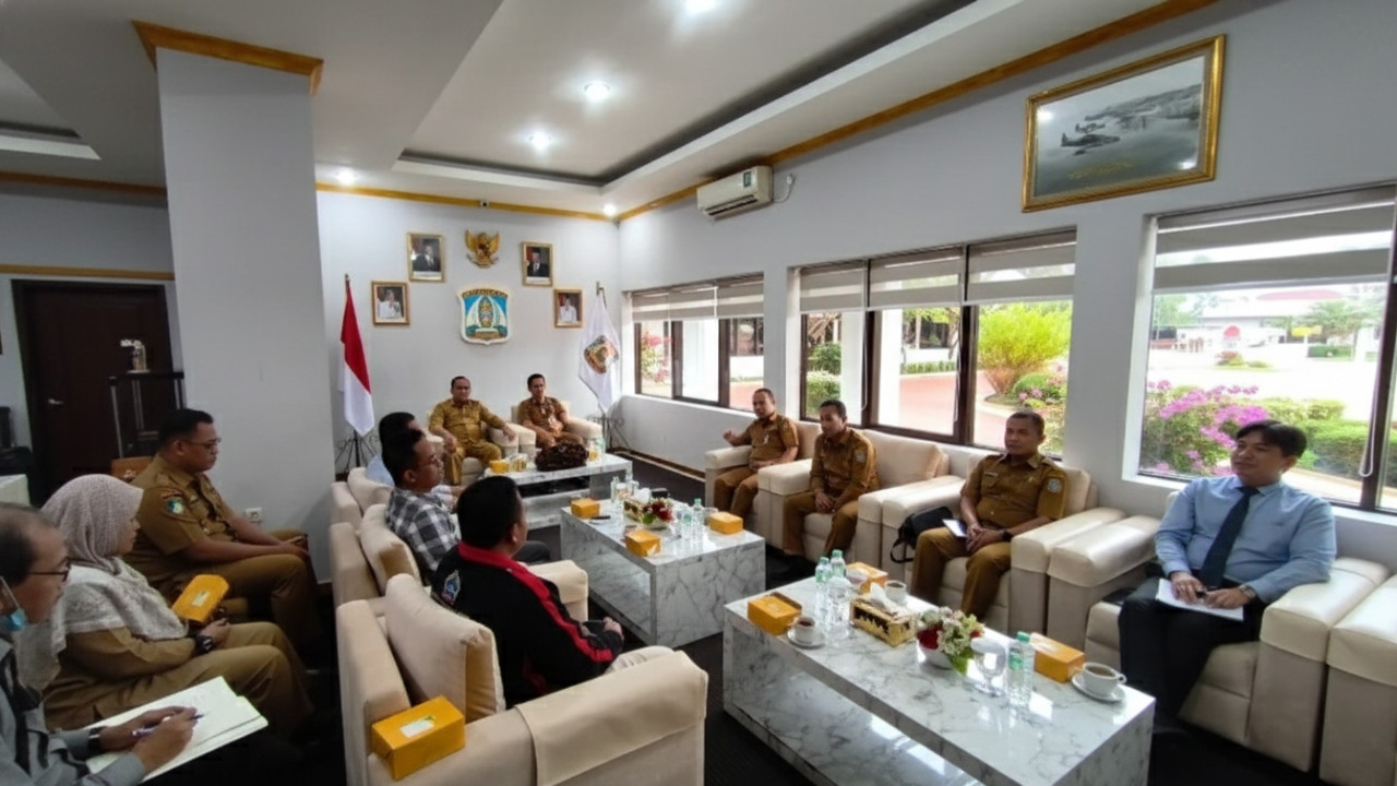 Rapat koordinasi Pemkot Balikpapan bersama pengelola GPA dan Daun Village membahas solusi banjir perumahan.