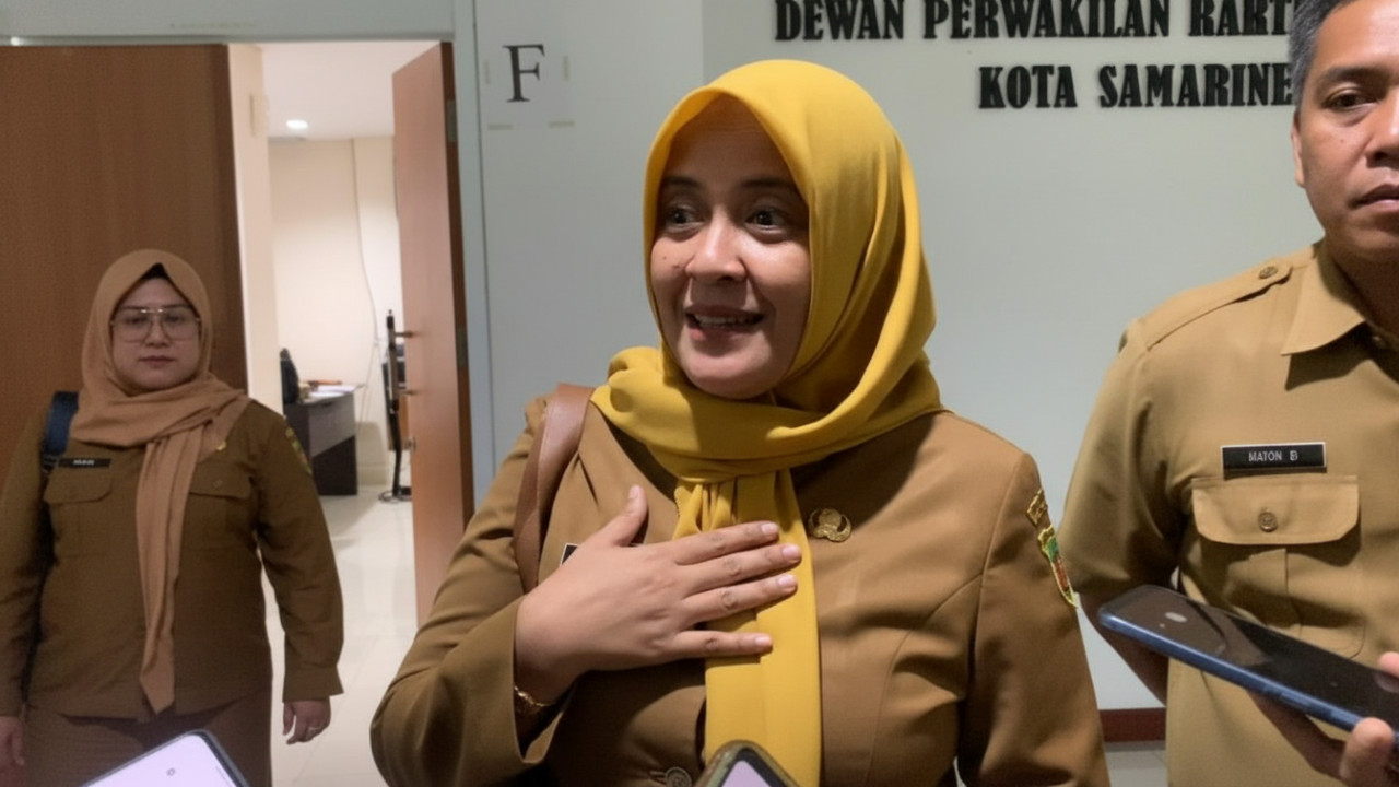 Kepala Disdag Samarinda Nurrahmani saat memastikan stok dan harga bahan pokok tetap terkendali jelang Nataru.