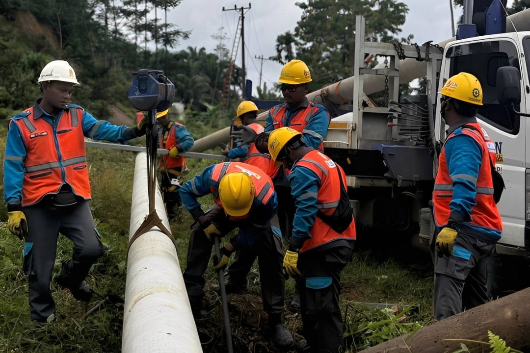 Petugas PLN memasang tiang listrik baru di Kuala Simpang, Aceh Tamiang, setelah roboh akibat banjir dan longsor.