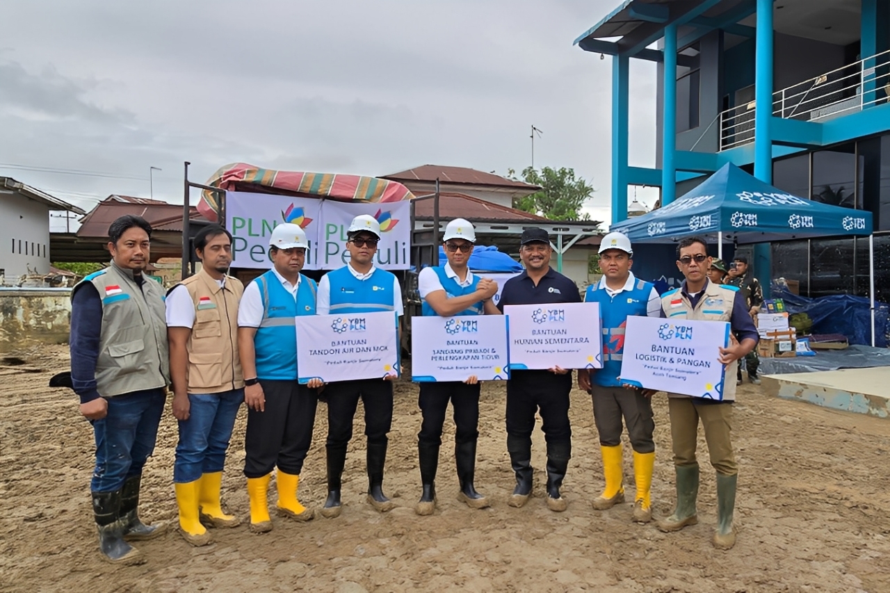 Direktur Utama PLN, Darmawan Prasodjo, menyerahkan bantuan kemanusiaan bagi warga terdampak banjir dan longsor di Aceh Tamiang kepada Bupati Armia Pahmi, Selasa (16 Desember 2025).