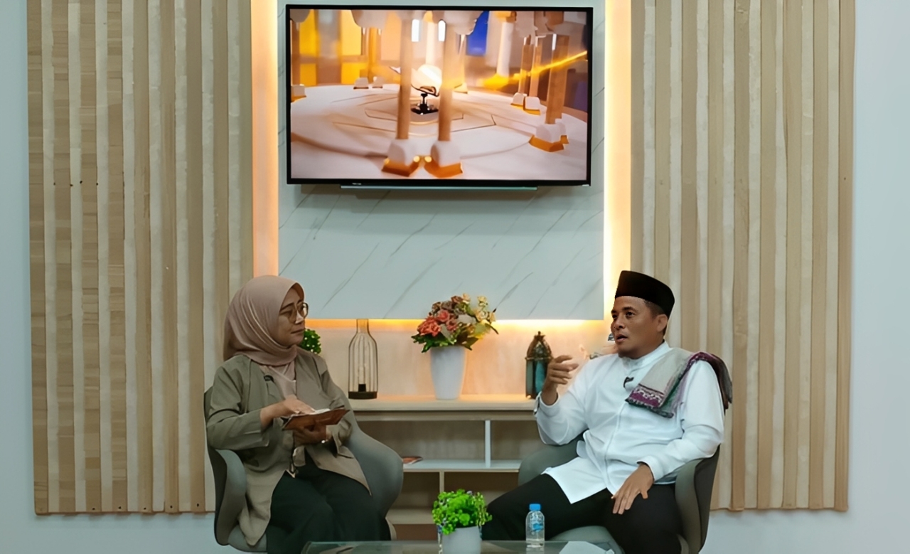 Ustaz Anwar Arifin Pinem, M.E., berdialog dengan pembawa acara dalam program Cahaya Qolbu di Studio Balikpapan TV, Jumat (19 Desember 2025).