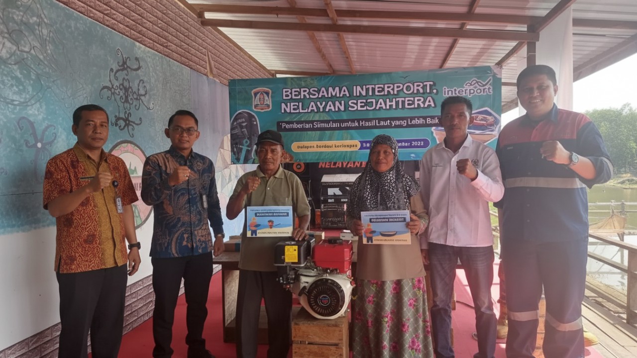 Perwakilan Interport Mandiri Utama berfoto bersama nelayan penerima manfaat di Kampung Nelayan Berdasi, Kamis (18 Desember 2025).