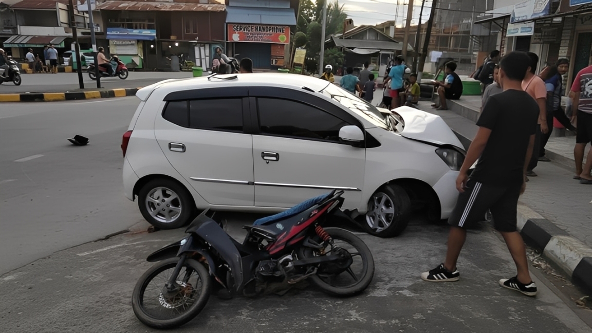 Mobil dan motor terlibat tabrakan di kawasan Jalan Pattimura, Samarinda Seberang, Rabu (17 Desember 2025).
