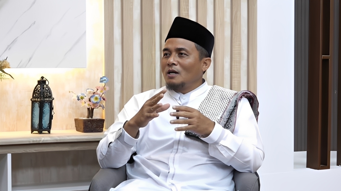 Ustaz Anwar Arifin Pinem, M.E., saat menjadi narasumber program Cahaya Qolbu di Studio Balikpapan TV, Jumat (19 Desember 2025).