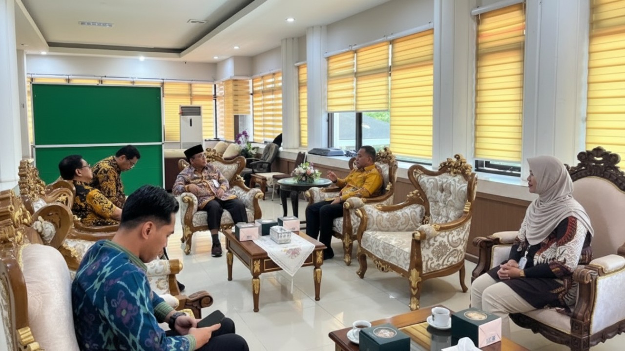 Pertemuan Kemendagri dan Pemkot Balikpapan membahas progres Koperasi Merah Putih dengan suasana koordinasi aktif dan kolaboratif.