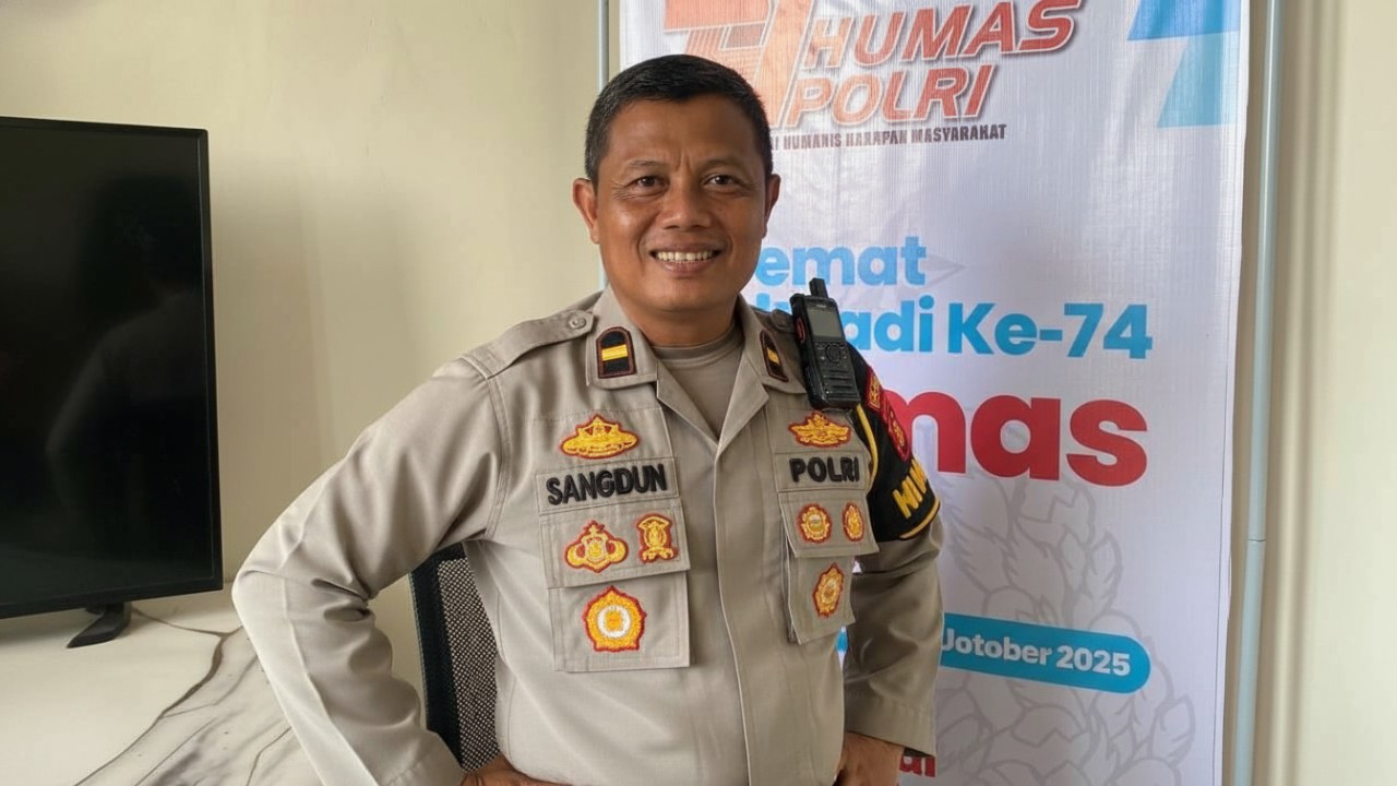 Aparat gabungan Polresta Balikpapan siaga di posko Operasi Lilin 2025, menjaga keamanan Natal dan Tahun Baru.