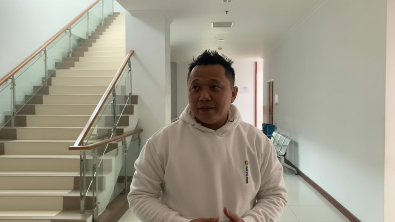 Ketua Komisi III DPRD Samarinda meninjau LPJU lama di jalan protokol dengan lalu lintas malam yang padat.