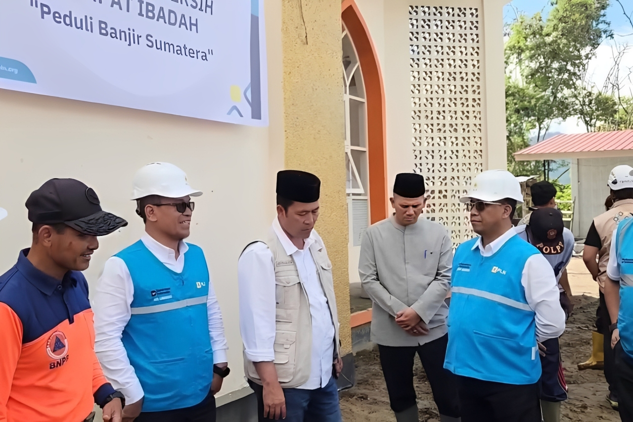 Direktur PLN, Suroso Isnandar dan Adi Lumakso, berdiskusi dengan pengurus masjid dan tim BNPB di Masjid Baitul Quddus Mendale, Aceh Tengah, mendukung pemulihan sarana ibadah.