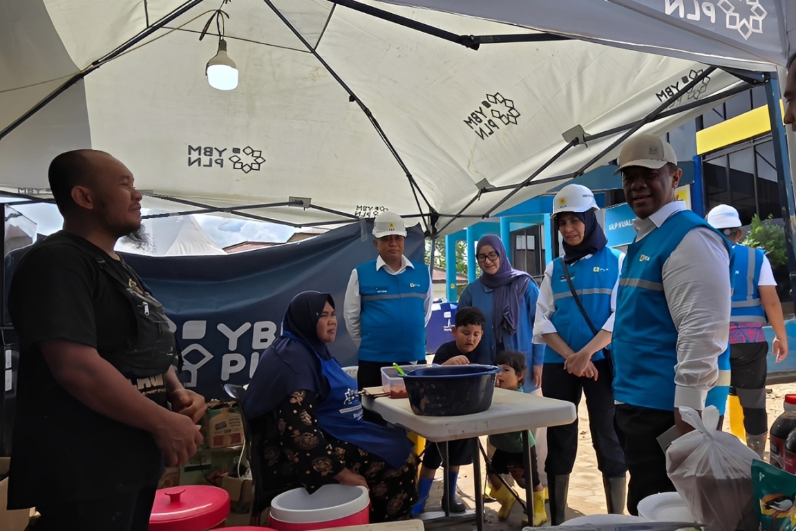 Yazid Fanani, Yusuf Didi Setiarto, dan Sinthya Roesly meninjau dapur umum di Kantor ULP Kuala Simpang, Aceh Tamiang, untuk memastikan makanan pengungsi berkualitas, Jumat (19 Desember 2025).