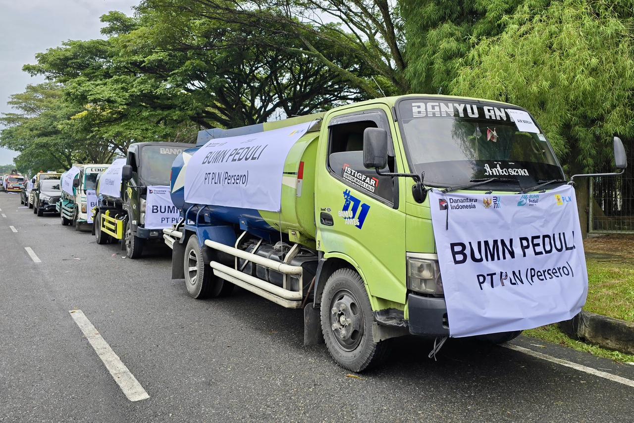 PLN turut berkontribusi dengan menyalurkan berbagai bantuan berupa 10 truk air bersih, 6 truk toren air, peralatan kebersihan, selimut, serta perlengkapan ibadah untuk masyarakat terdampak di Aceh