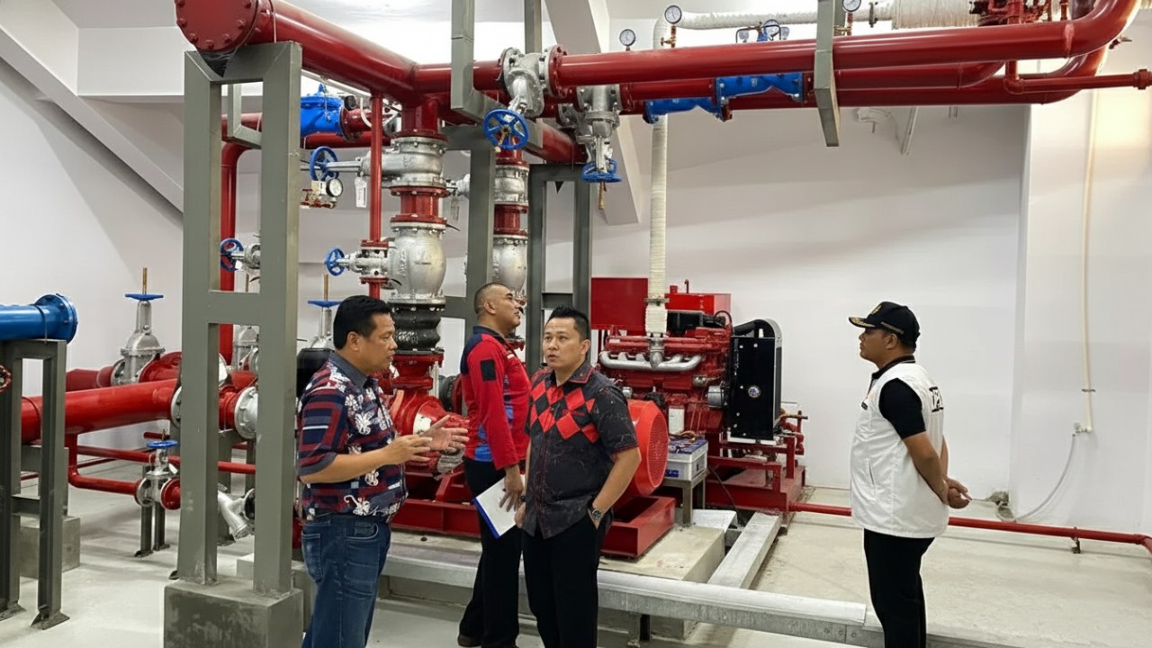 Petugas dan DPRD meninjau sistem hydrant dan sprinkler Pasar Pagi Samarinda sebagai bagian pengecekan kesiapan keamanan bangunan.
