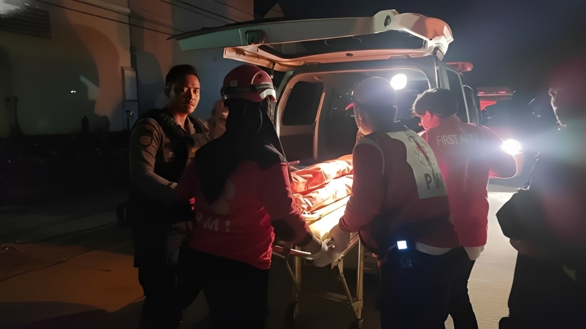 Petugas mengevakuasi jenazah seorang lansia yang ditemukan tewas di rumahnya di Samarinda, Kamis (18 Desember 2025).