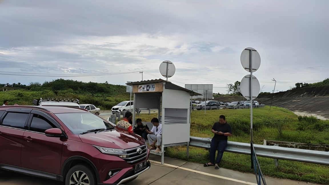 Sejumlah warga yang sedang menunggu akses Tol IKN Dibuka, Sabtu (20 Desember 2025).