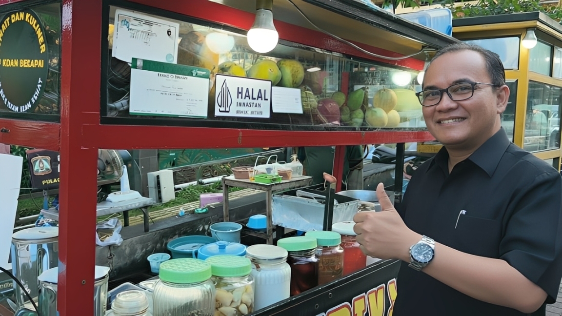 Seorang warga berfoto di salah satu lapak UMKM di Taman Bekapai, Balikpapan.