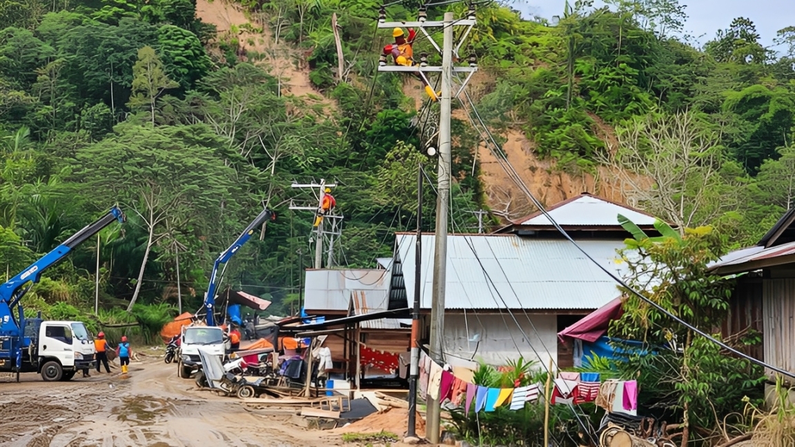 Petugas PLN memperbaiki jaringan listrik di Desa Lubuk Sibuk, Kuala Simpang, Aceh Tamiang, yang terdampak banjir dan tanah longsor.