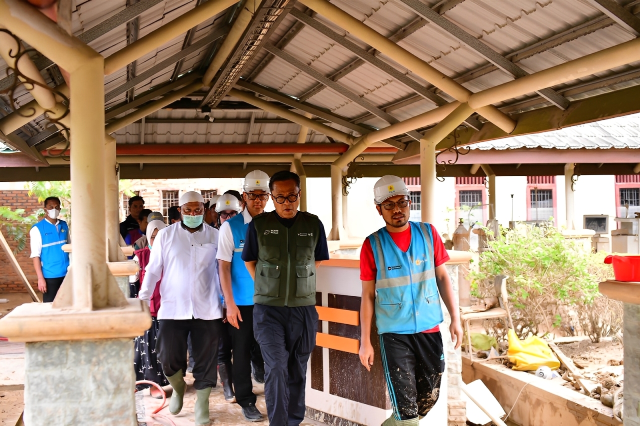 Dony Oskaria dan Darmawan Prasodjo meninjau pemulihan fasilitas kesehatan di RSUD Muda Sedia Aceh Tamiang, Jumat (19 Desember 2025), memastikan layanan medis aman dan cepat.