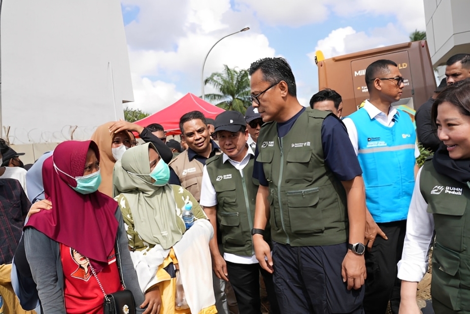 Kepala BP BUMN sekaligus COO Danantara Dony Oskaria bersama Direktur Utama BRI Hery Gunardi saat menyerahkan bantuan kepada warga terdampak di Aceh Tamiang, Jumat (19 Desember 2025).