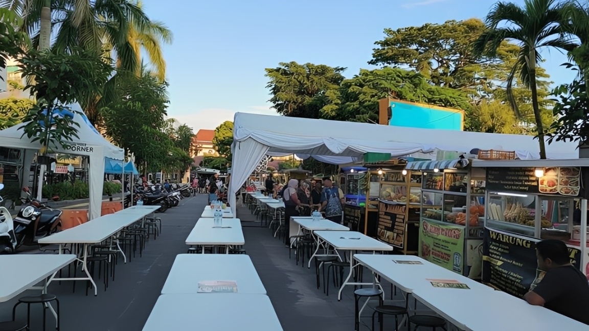 Deretan meja dan kursi baru di area kuliner Taman Bekapai, Balikpapan, yang kini digunakan para pedagang untuk melayani pengunjung.