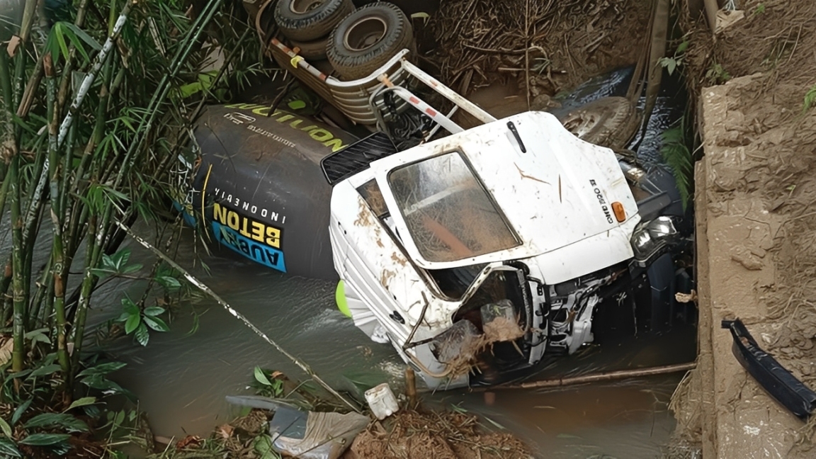 Kondisi truk yang mengalami kecelakaan tunggal di Kecamatan Barong Tongkok, Kabupaten Kutai Barat, Minggu (21 Desember 2025).
