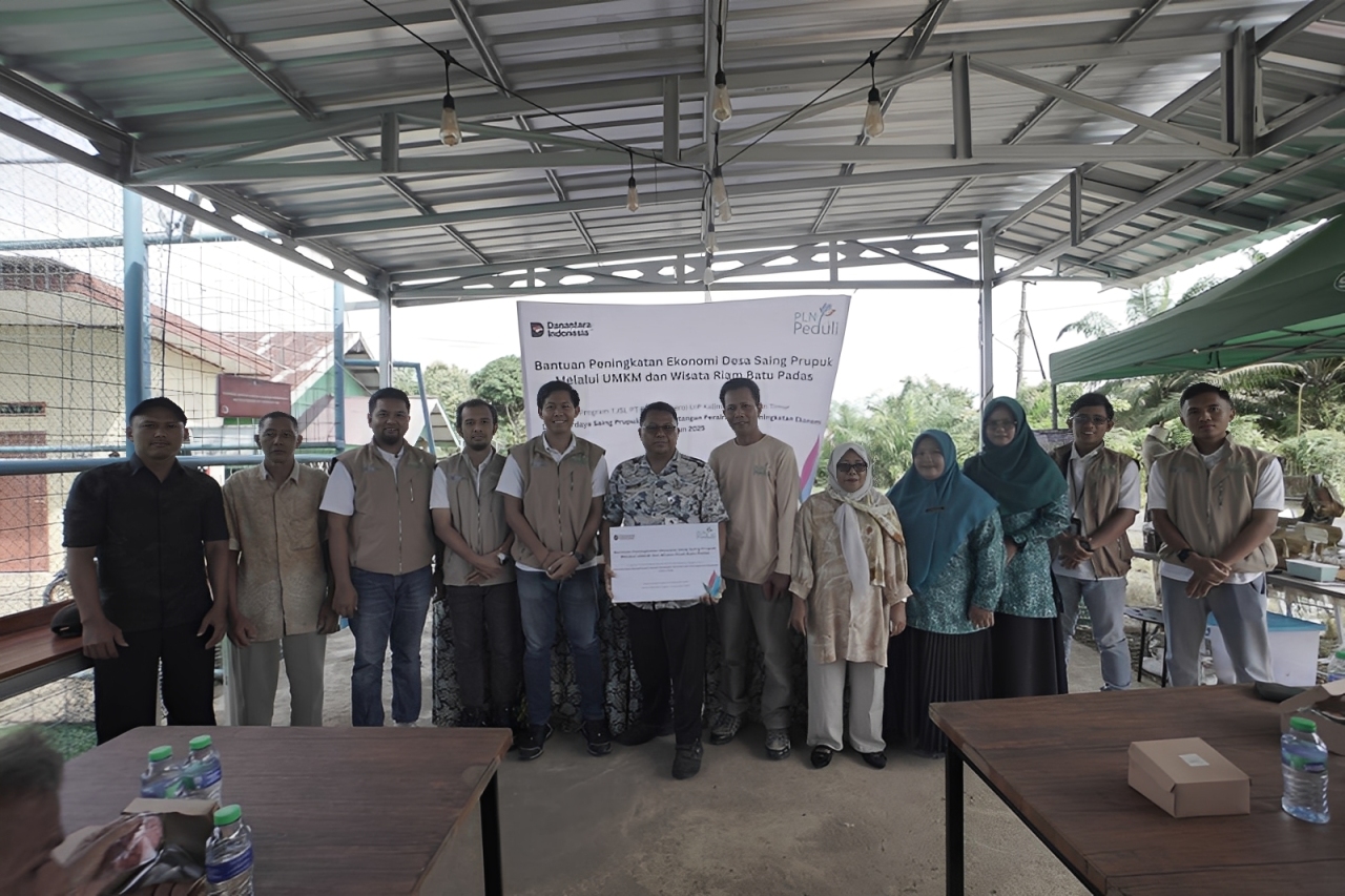 PLN UIP KLT bersama pemerintah desa dan pemangku kepentingan berfoto bersama dalam kegiatan Program TJSL Desa Berdaya Saing Prupuk.