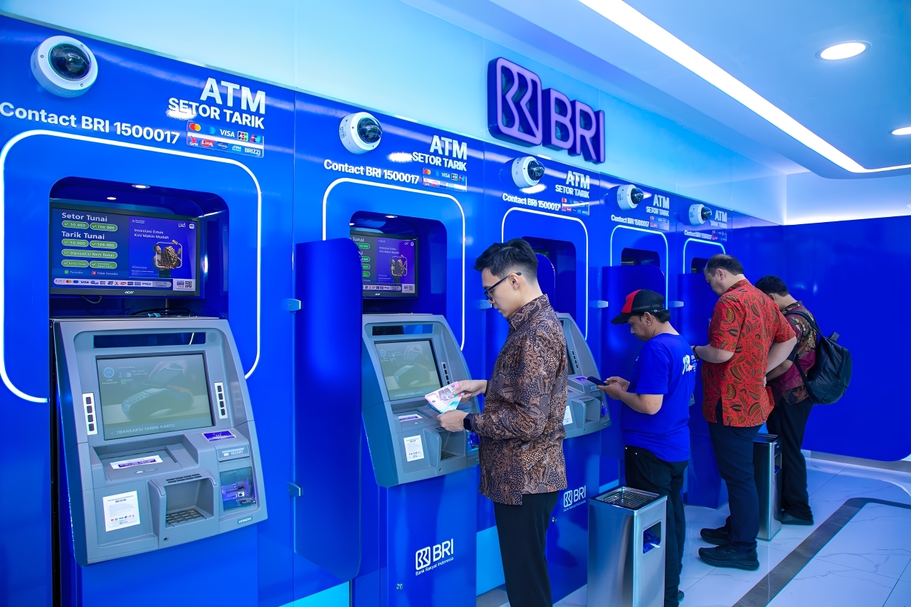 Nasabah BRI melakukan transaksi perbankan melalui mesin ATM.