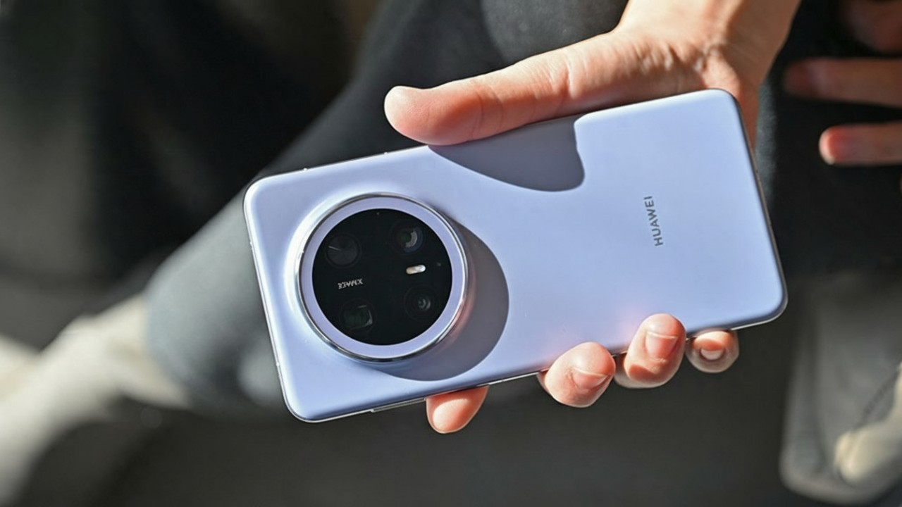 Huawei Mate 80 sebagai smartphone modern yang menemani aktivitas harian pengguna urban dengan ritme dinamis Cess!.