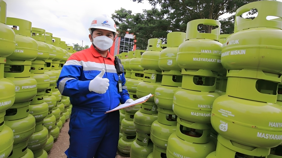 Petugas Pertamina mengecek ketersediaan stok LPG jelang Nataru.