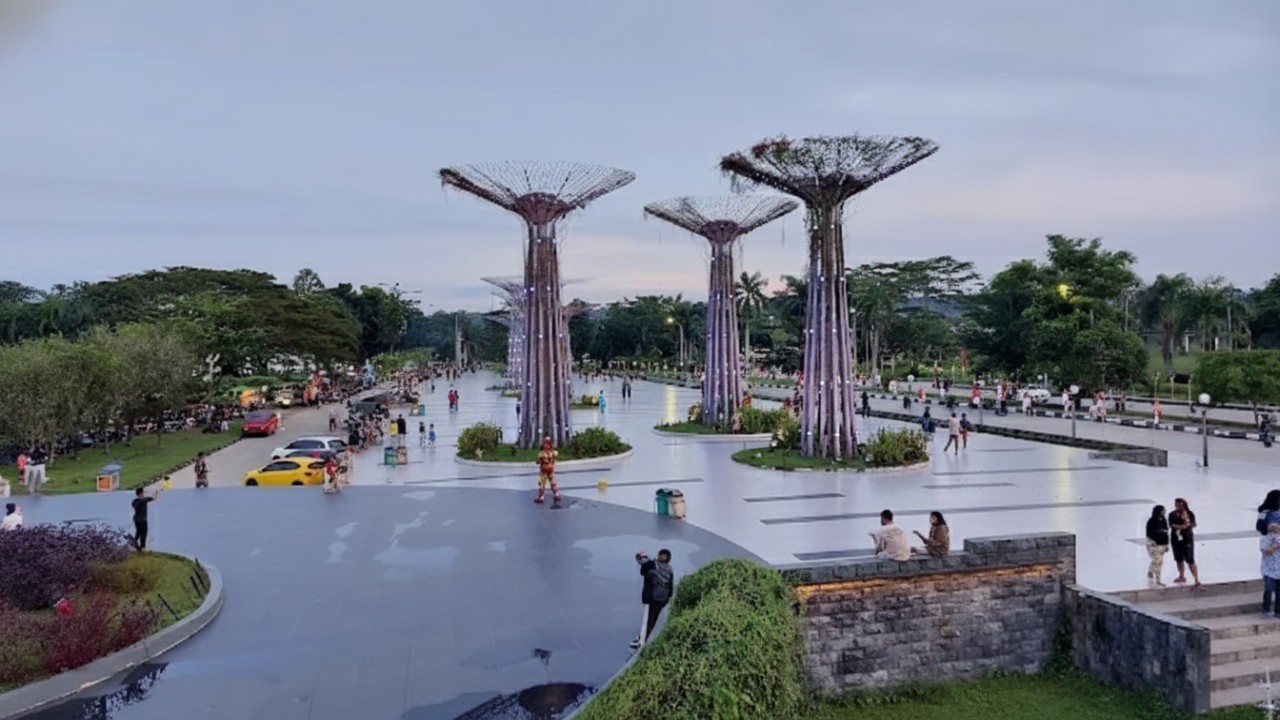 Suasana Taman Kota Raja Tenggarong dengan air mancur dan lampu malam yang fotogenik, ruang santai favorit warga.